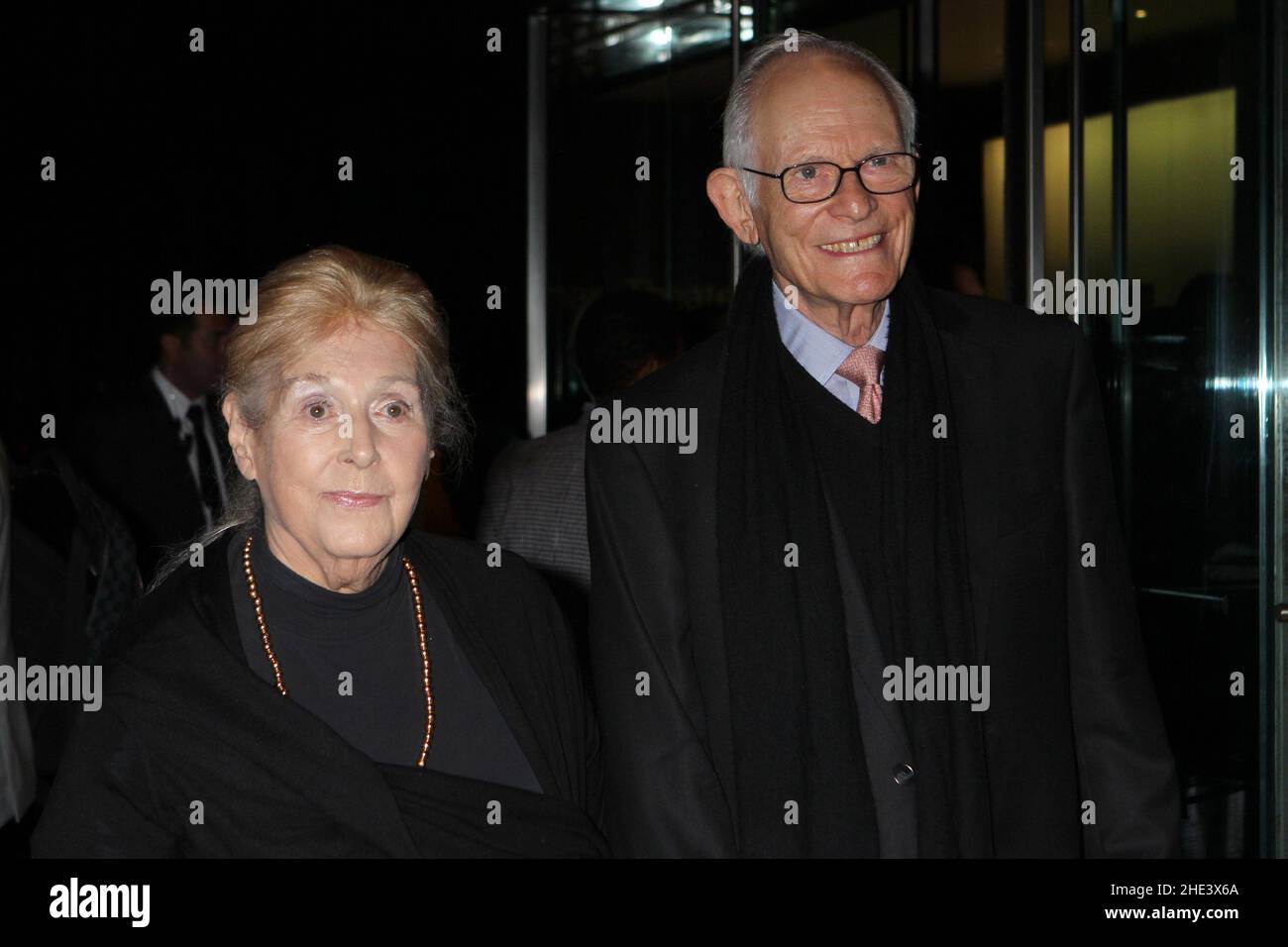 **DATEI FOTO** Marilyn Bergman ist am 94 gestorben. Marilyn Bergman und Alan Bergman kommen am 15. September 2012 am Marvin Hamlisch Memorial am Peter Jay Sharp Theater der Juilliard School for the Arts in New York City an. Foto: Henry McGee/MediaPunch Stockfoto