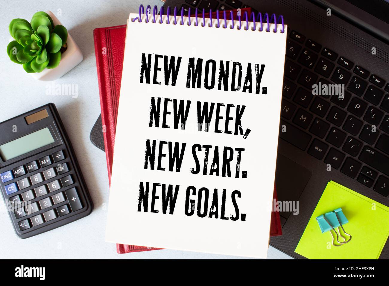 New Monday New Goals-Konzept für den Büro-Desktop von oben mit Büromaterial. Stockfoto