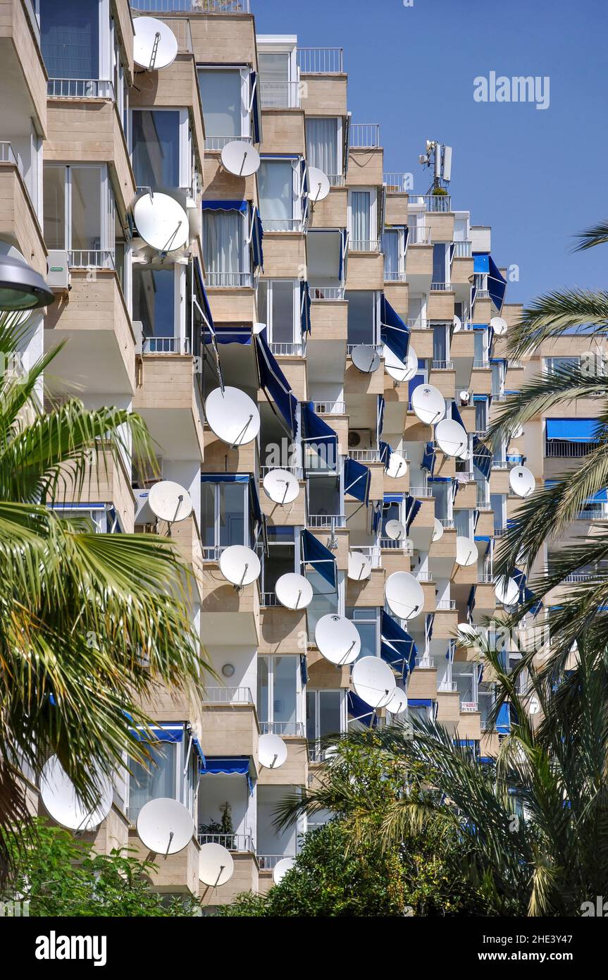 Satellitenschüsseln auf Wohngebäude, Puerto Portals, Portal Nous, Mallorca (Mallorca), Balearen, Spanien Stockfoto