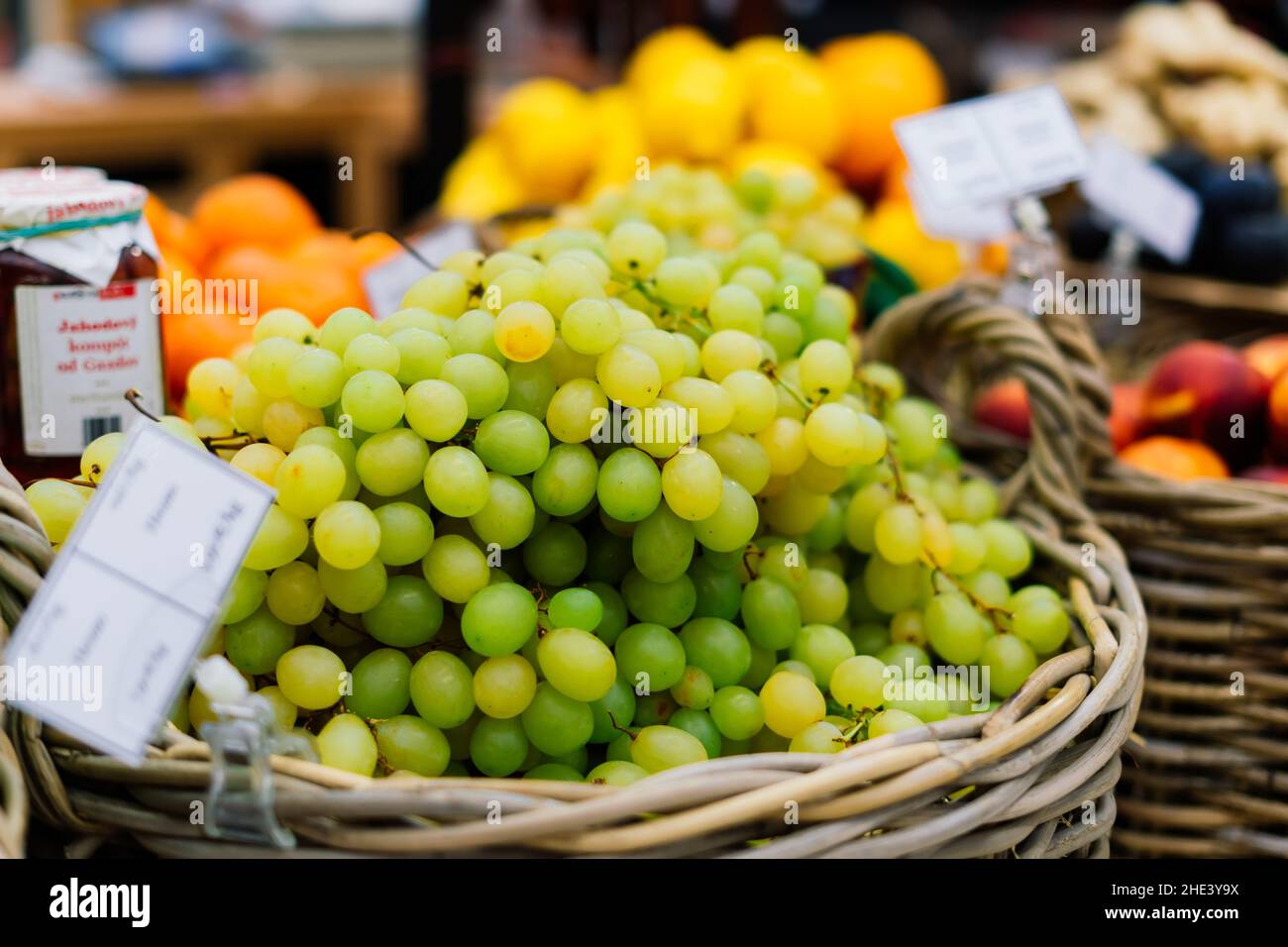 Große Auswahl an frischem Obst und Gemüse an der Markttheke Stockfoto