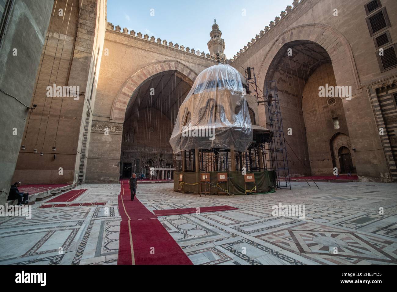 Der Innenhof und der Brunnen der alten Moschee Madrasa von Sultan Hassan in Kairo, die als eines der größten islamischen Gebäude der Welt angesehen wird. Stockfoto
