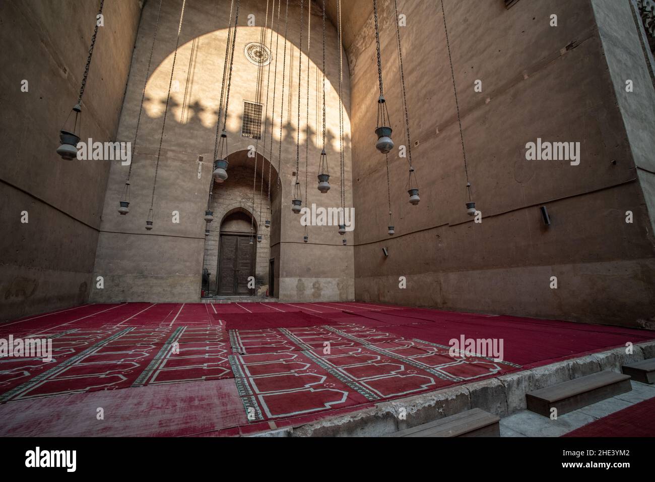 Eines der Iwans oder gewölbte Hallen in der Moschee Madrasa von Sultan Hassan in Kairo, die als eines der größten islamischen Gebäude der Welt gilt. Stockfoto