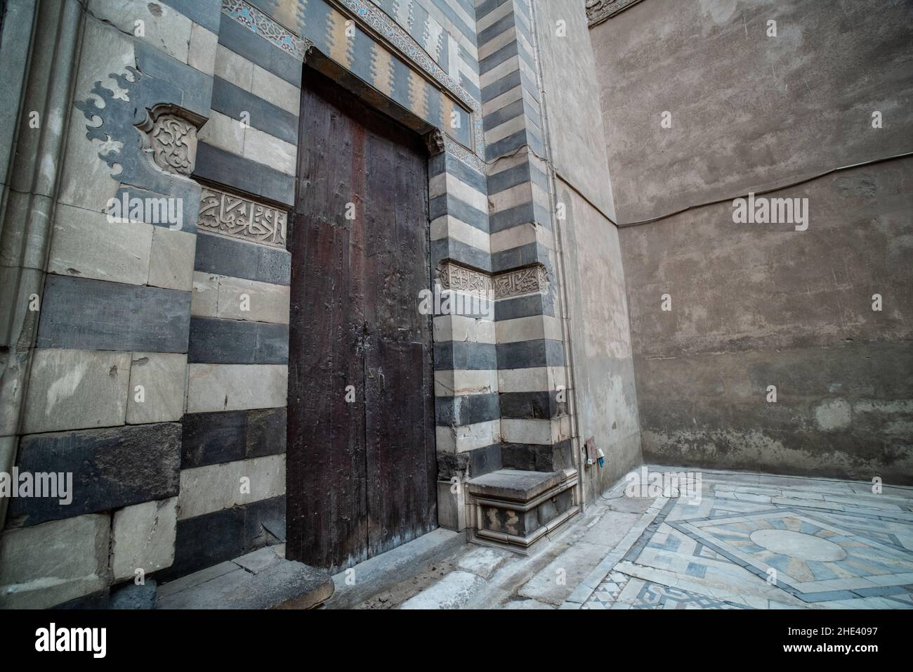 Eine kunstvoll verzierte Tür innerhalb der Moschee-Madrasa von Sultan Hassan in Kairo, Ägypten. Stockfoto