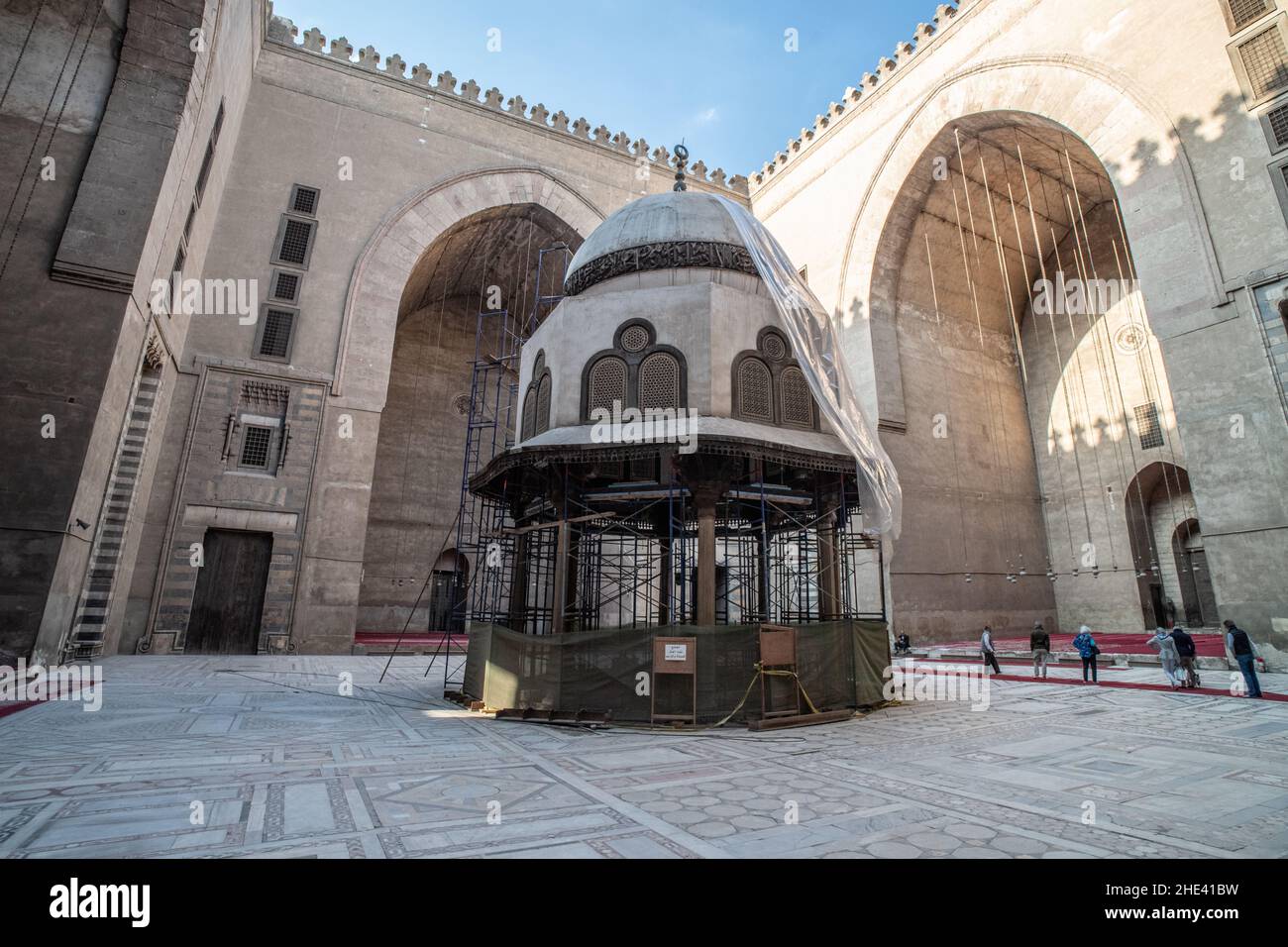 Der zentrale Innenhof und der Brunnen werden an der Moschee von al-Sultan Hassan in Kairo, Ägypten, repariert. Stockfoto