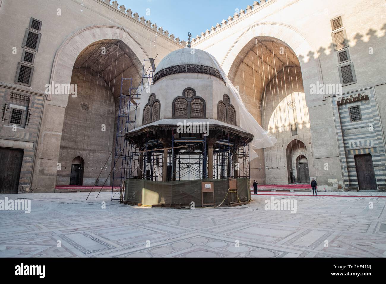 Der zentrale Innenhof und der Brunnen werden an der Moschee von al-Sultan Hassan in Kairo, Ägypten, repariert. Stockfoto