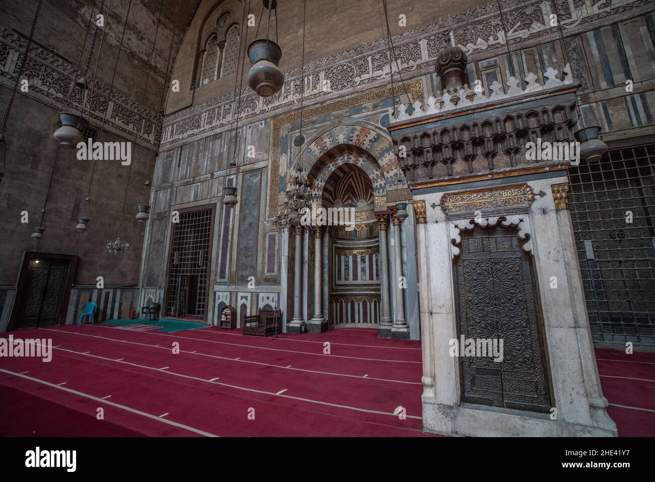 Die komplizierten Marmor-Qibla, Minbar und Mihrab von einem der Iwans innerhalb der Moschee madrasa von Sultan Hassan in Kairo, Ägypten. Ein historisches Wahrzeichen. Stockfoto