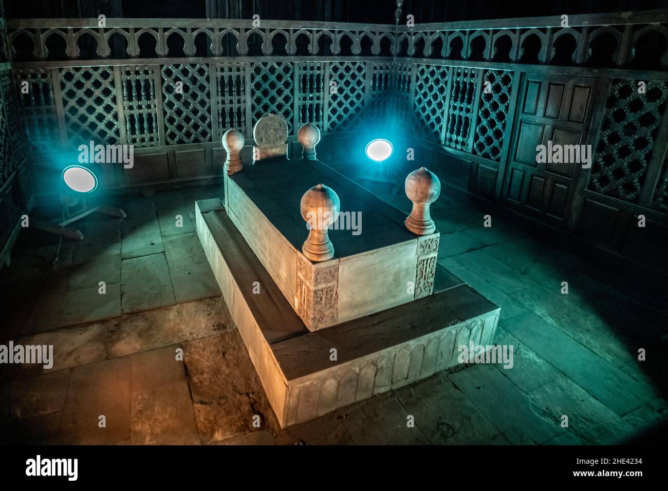 Das Mausoleum in der Moschee Madrasa von Sultan Hassan, einem historischen islamischen Denkmal in Kairo, Ägypten. Stockfoto