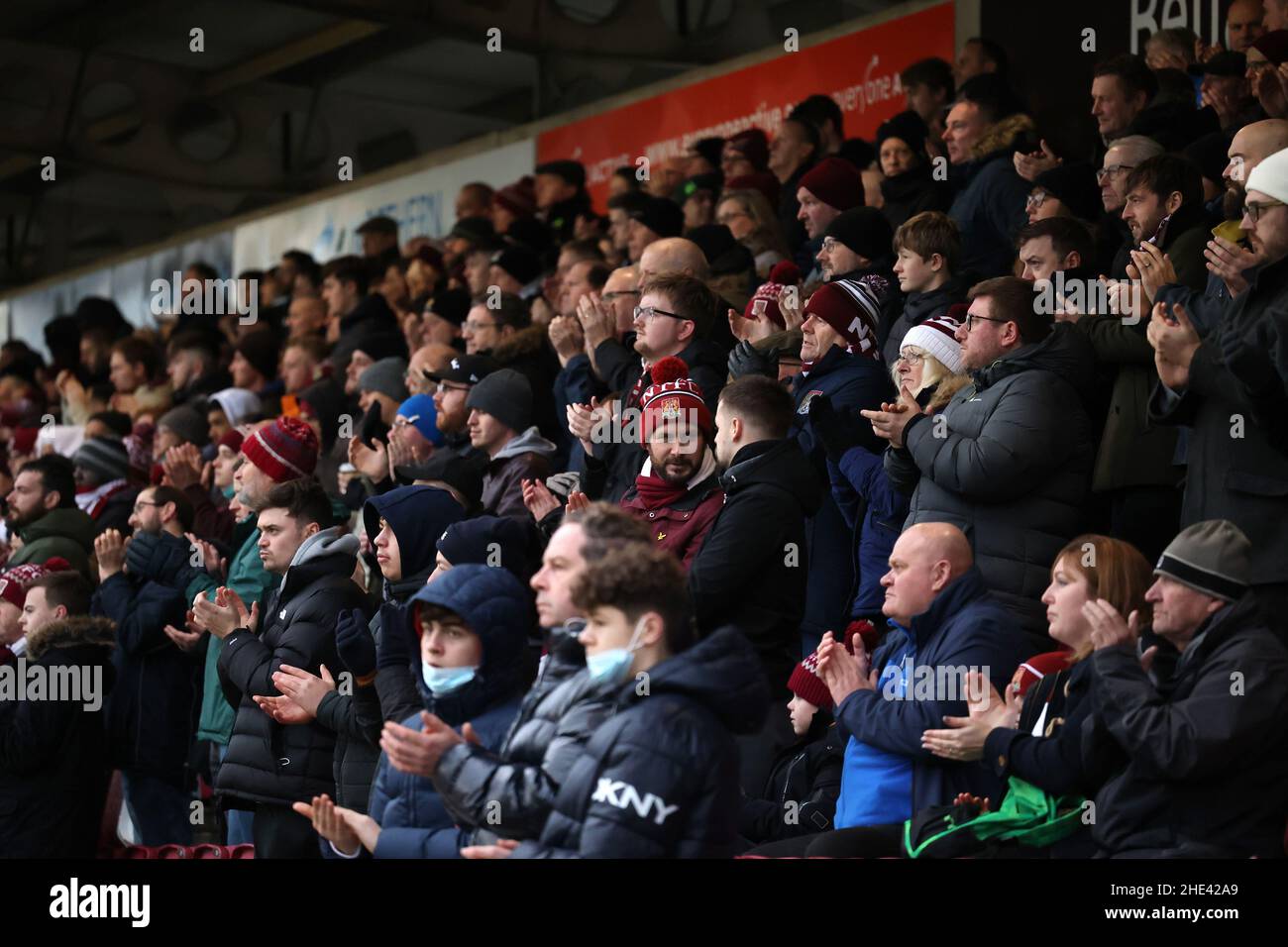 Northampton Town FC Fans und Supporters werden vor dem zweiten Spiel der EFL League zwischen Northampton Town und Crawley Town im Sixfields Stadium gesehen. 8th. Januar 2022 Stockfoto