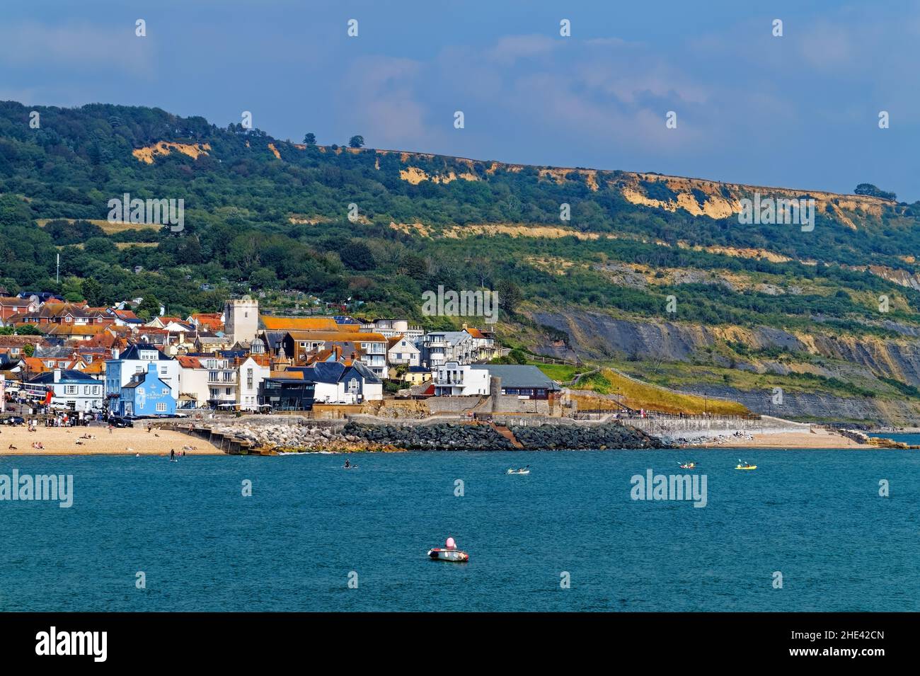 Großbritannien, Dorset, Lyme Regis, Town & Cobb Gate Area mit St. Michael's Church und den Spittles in der Ferne. Stockfoto