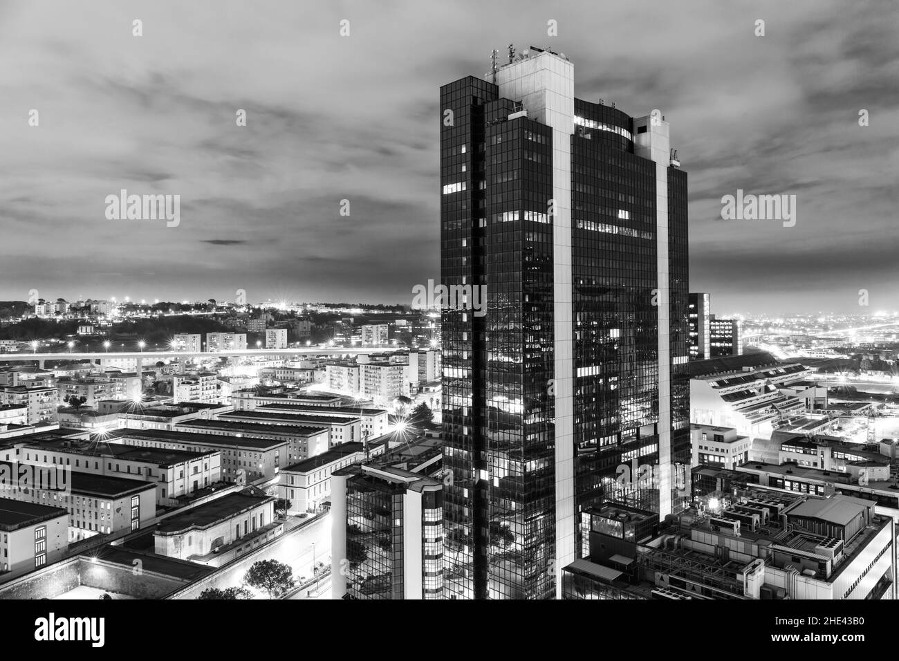 Modernes architektonisches Zentrum, voll von hochmodernen Gebäuden im architektonischen Bereich, mit Wolkenkratzern und verspiegelten Oberflächen. Commercial und Bus Stockfoto