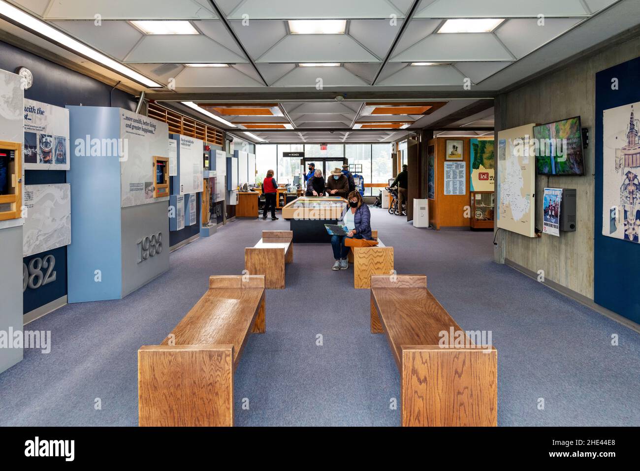 Touristen erkunden das Besucherzentrum von Bonneville Lock & Dam, den Columbia River an der Grenze zu Washington und Oregon sowie die USA Stockfoto