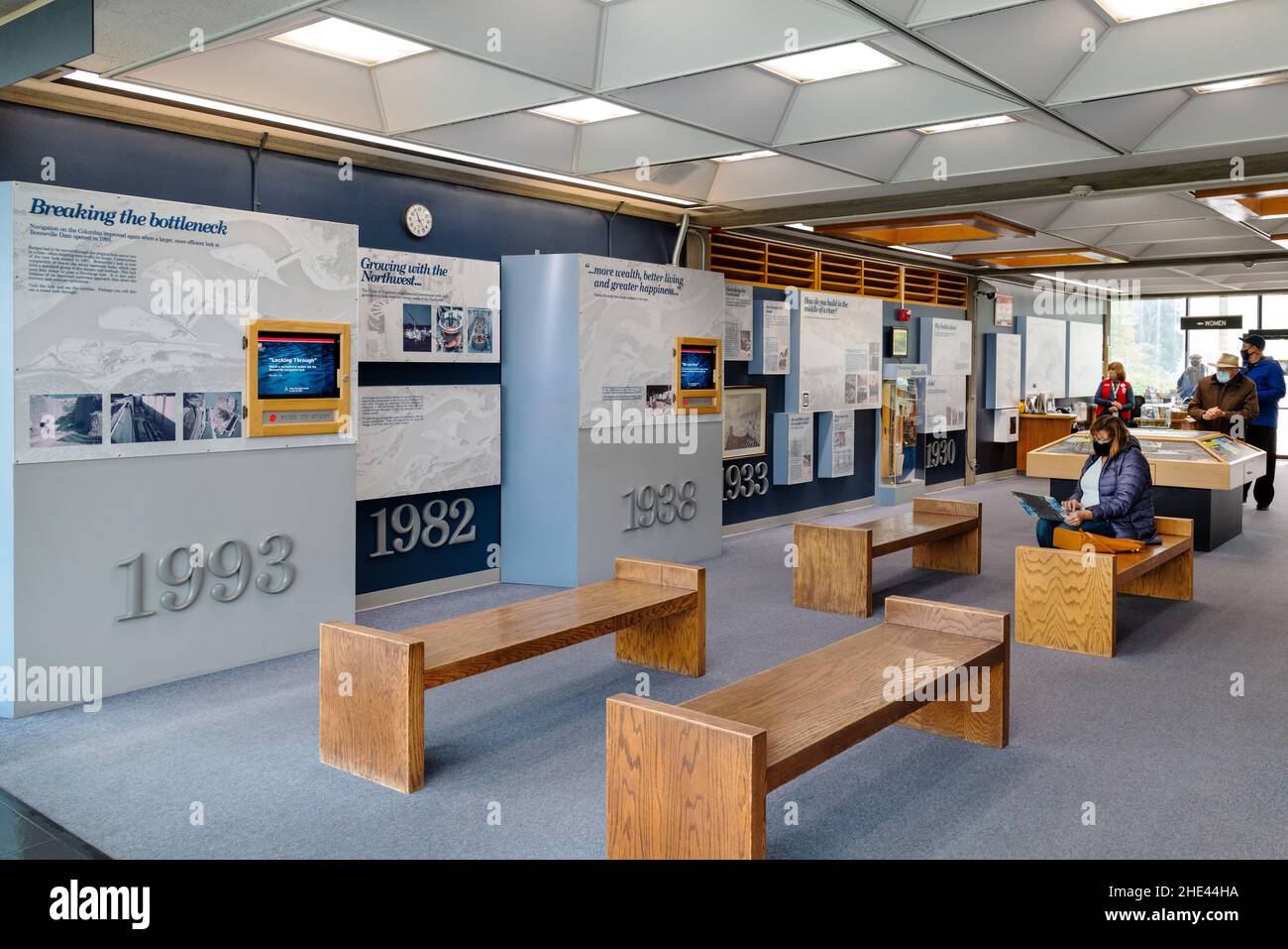 Touristen erkunden das Besucherzentrum von Bonneville Lock & Dam, den Columbia River an der Grenze zu Washington und Oregon sowie die USA Stockfoto