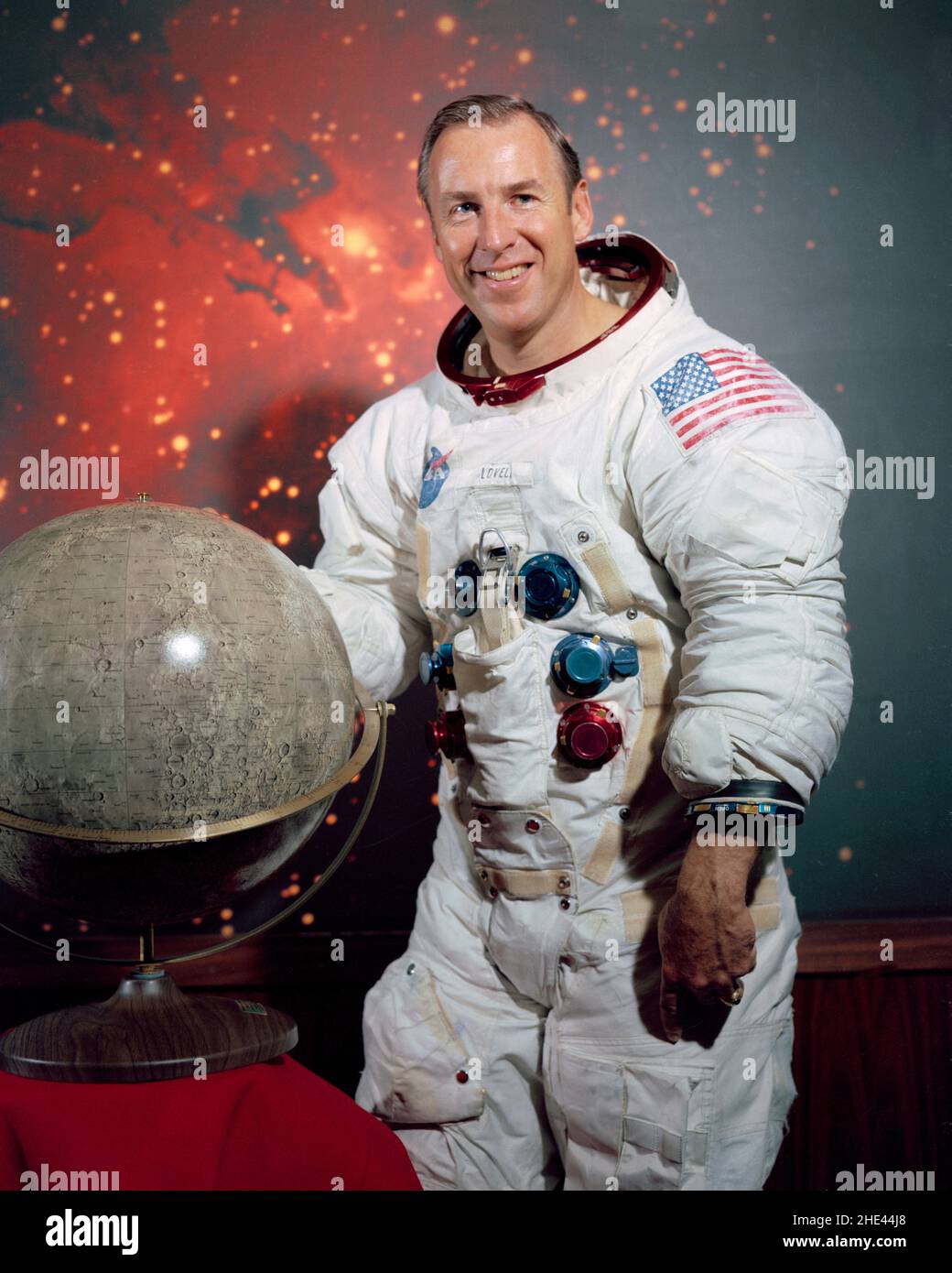 Porträt des Astronauten James A. Lovell, Jr. in seinem Raumanzug neben einem Modell des Mondes. Jim Lovell James Arthur Lovell Jr. (geb. 25. März 1928). 1968 flog als Kommandomodulpilot von Apollo 8 einer der ersten drei Astronauten zum Mond und umkreist diesen. Dann kommandierte er 13 die Mondmission Apollo 1970, die nach einem kritischen Versagen auf dem Weg um den Mond kreiste und sicher zur Erde zurückkehrte. Stockfoto