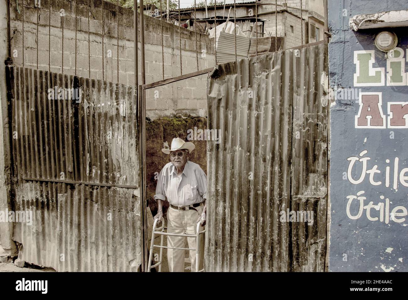 Ein älterer Mann mit einem Wanderer in Guatemala-Stadt, Guatemala Stockfoto