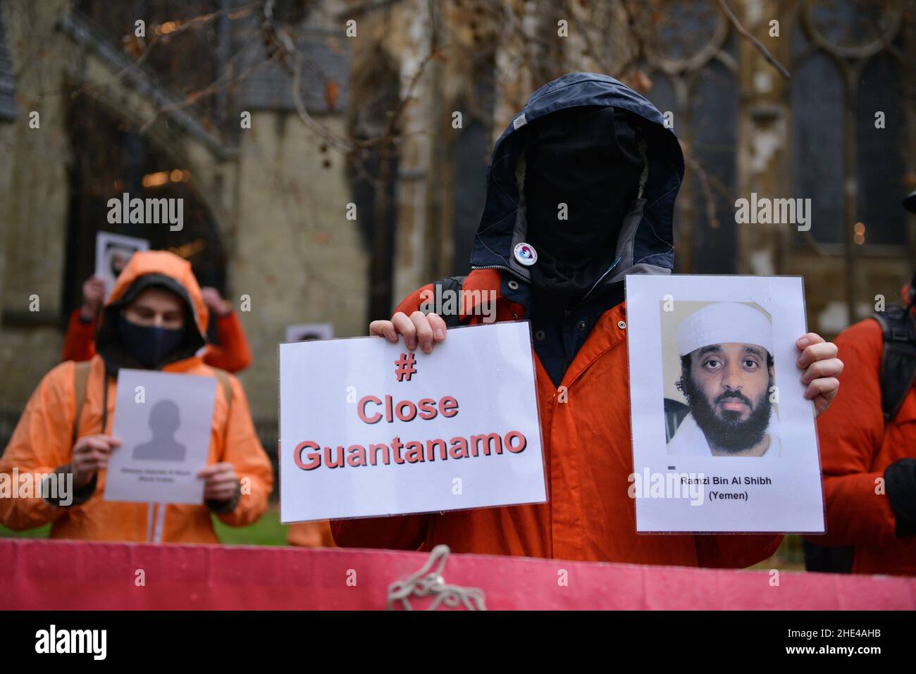 London, Großbritannien. 08th Januar 2022. Während der Demonstration halten Demonstranten Porträts von Häftlingen. Aktivisten, die in orangefarbenen Overalls und Kapuzen gekleidet waren und die 39 Männer repräsentierten, die immer noch im Gefangenenlager Guantanamo Bay festgehalten werden, marschierten aus Anlass des 20-jährigen Begehens vom Parliament Square zum Trafalgar Square. (Foto von Thomas Krych/SOPA Images/Sipa USA) Quelle: SIPA USA/Alamy Live News Stockfoto