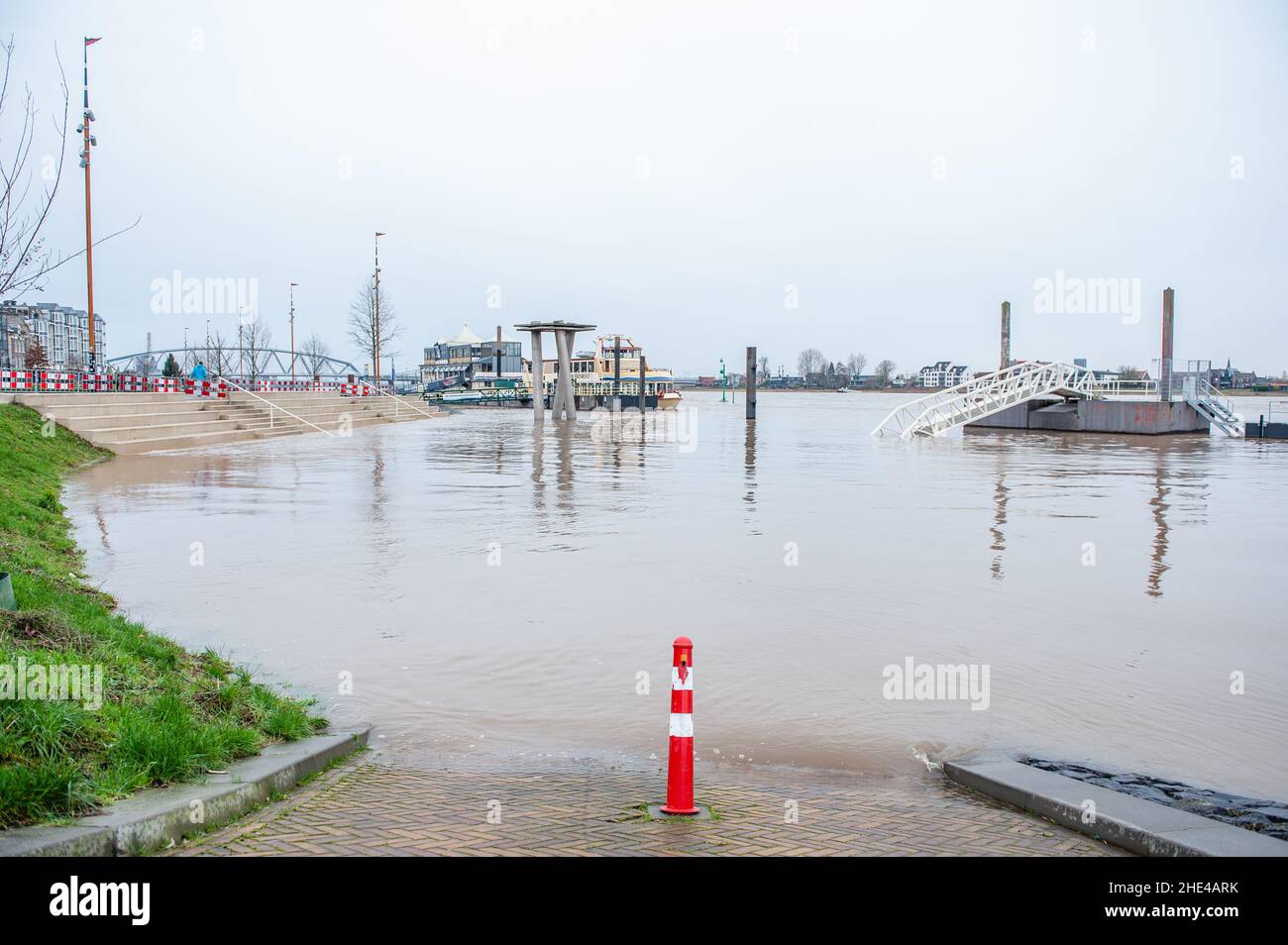 Nijmegen, Niederlande. 08th Januar 2022. Blick auf eine waalkade in hohen Wasserständen.das Wasser in den Flüssen steigt stark an. Morgens wurde sowohl in der Maas als auch am Rhein mit Hochwasser gerechnet. Selbst wenn der Wasserstand nicht so hoch war wie im letzten Januar, versammelten sich die Menschen um die Waalkaden, um den hohen Wasserstand zu sehen. Dieses Mal erreichte er an diesem Wochenende rund 13 Meter über NAP. NAP ist die Basis, die verwendet wird, um zu messen, wie hoch oder niedrig der Wasserstand ist. Kredit: SOPA Images Limited/Alamy Live Nachrichten Stockfoto