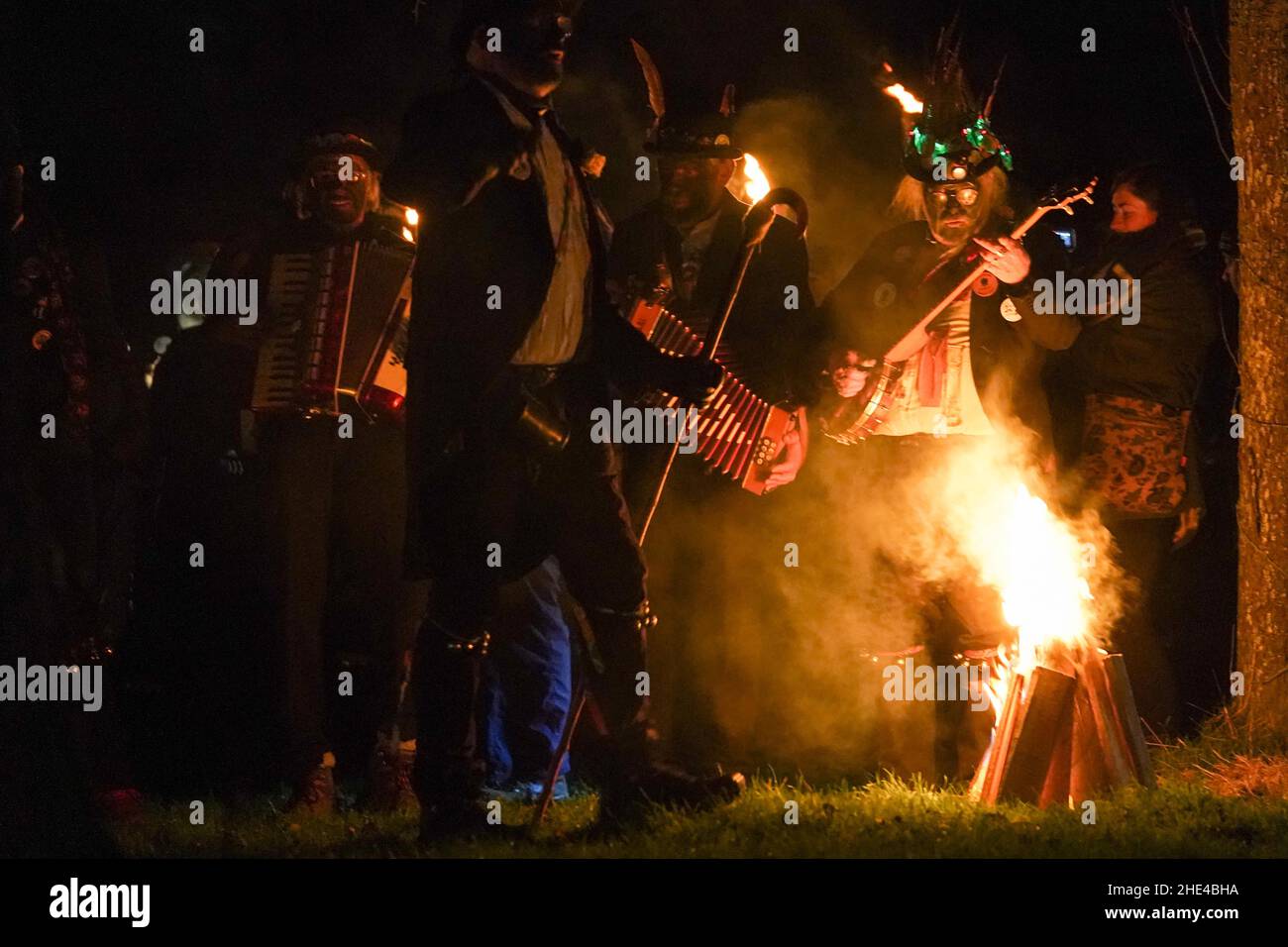 Silurian Morris Men in der Westons Cider Mill in Ledbury während einer Wassilerzeremonie. Wassailing ist die uralte Tradition, Bäume zu segnen, in der Hoffnung, eine gute Ernte für die nächste Saison von Cider und perry zu fördern und schlechte Geister aus dem Obstgarten zu vertreiben. Ausgabedatum: Samstag, 8. Januar 2022. Stockfoto