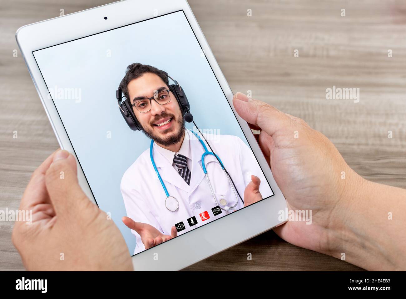 Die Erwachsene Frau hans hält die Tablette während einer Online-Konsultation mit ihrem Arzt. Tele-Medizin-Konzept. Stockfoto