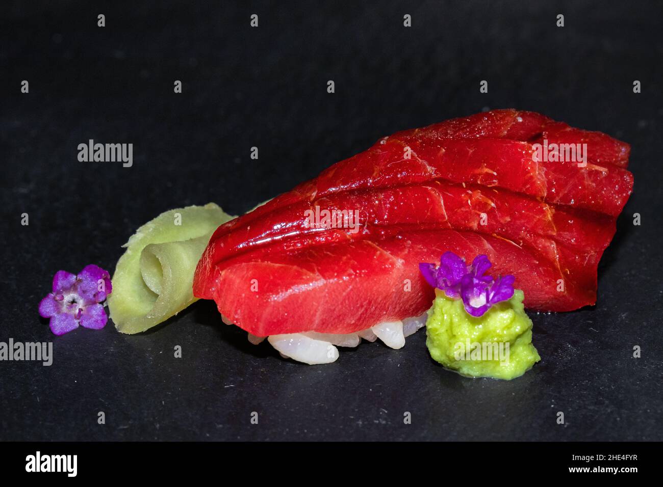Nahaufnahme eines Thunfisch-Sashimi mit einer schönen Präsentation Stockfoto
