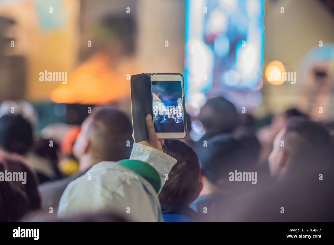 Verwenden Sie Advanced mobile Recording, Spaß Konzerte und schöne Beleuchtung, ehrliches Bild der Masse an Rock Konzert, Nahaufnahme von der Aufnahme von Video mit Smartphone Stockfoto