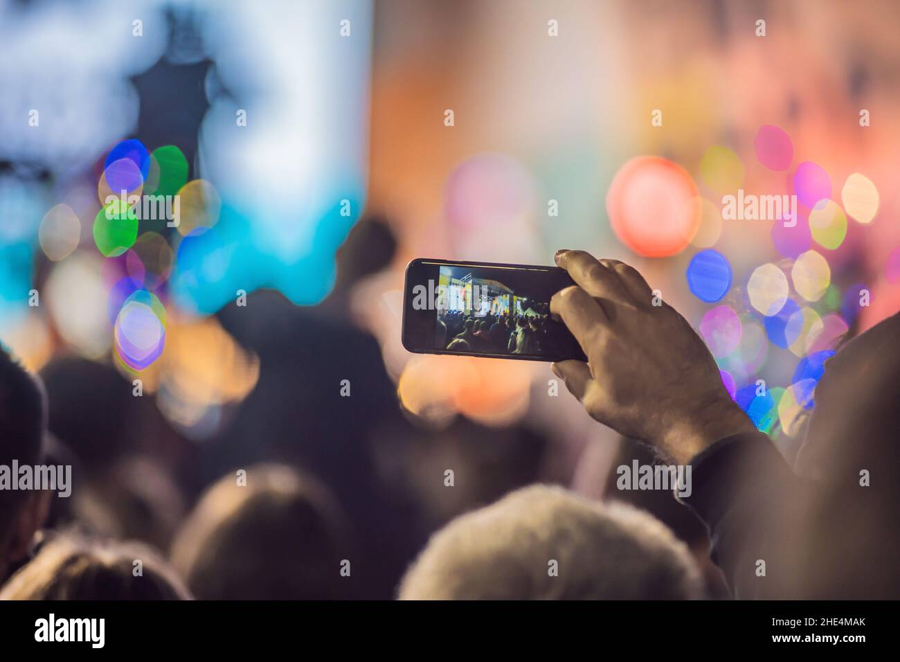 Verwenden Sie Advanced mobile Recording, Spaß Konzerte und schöne Beleuchtung, ehrliches Bild der Masse an Rock Konzert, Nahaufnahme von der Aufnahme von Video mit Smartphone Stockfoto