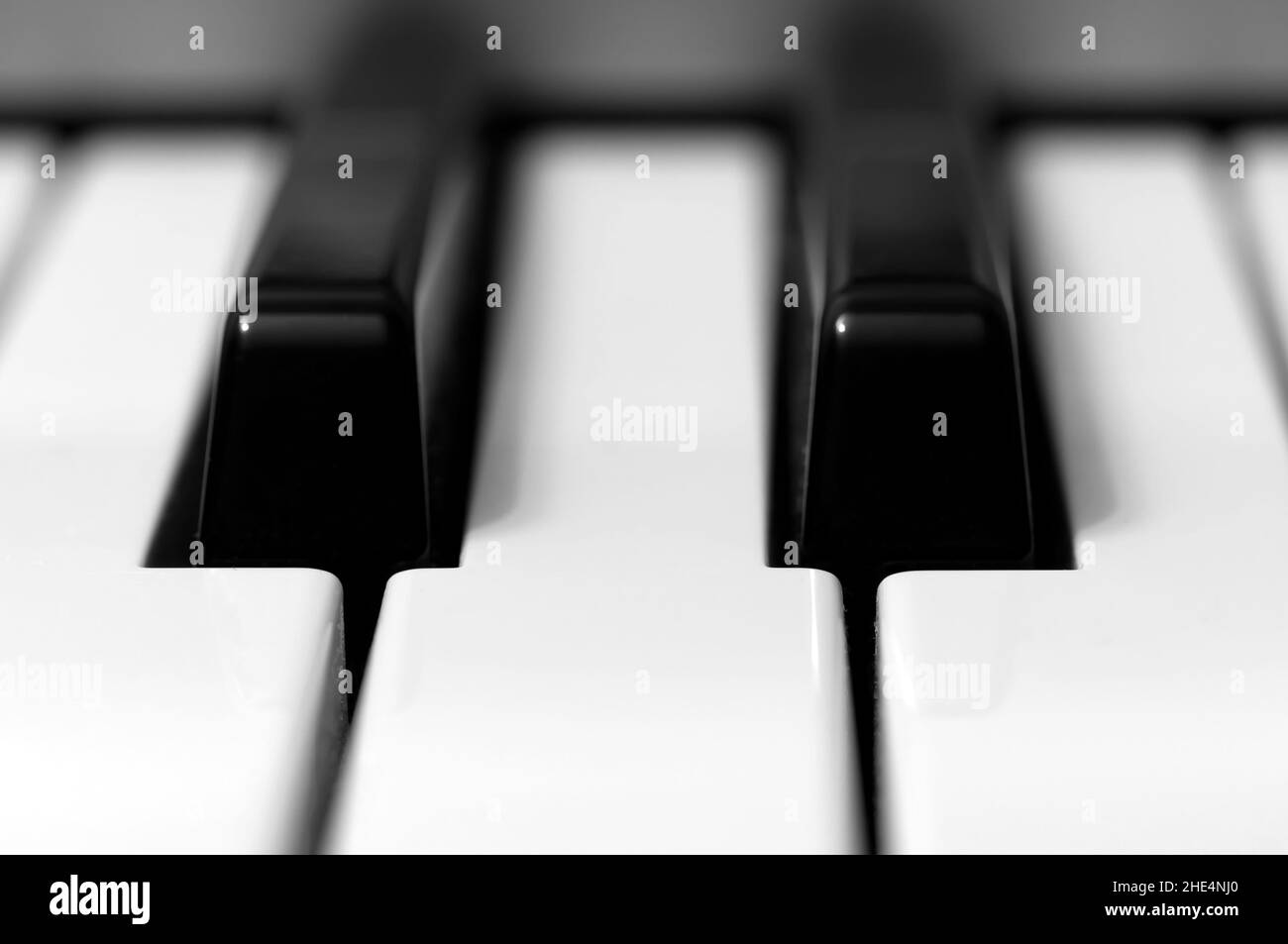 Nahaufnahme von schwarzen und weißen Tasten auf einer Klaviertastatur Stockfoto