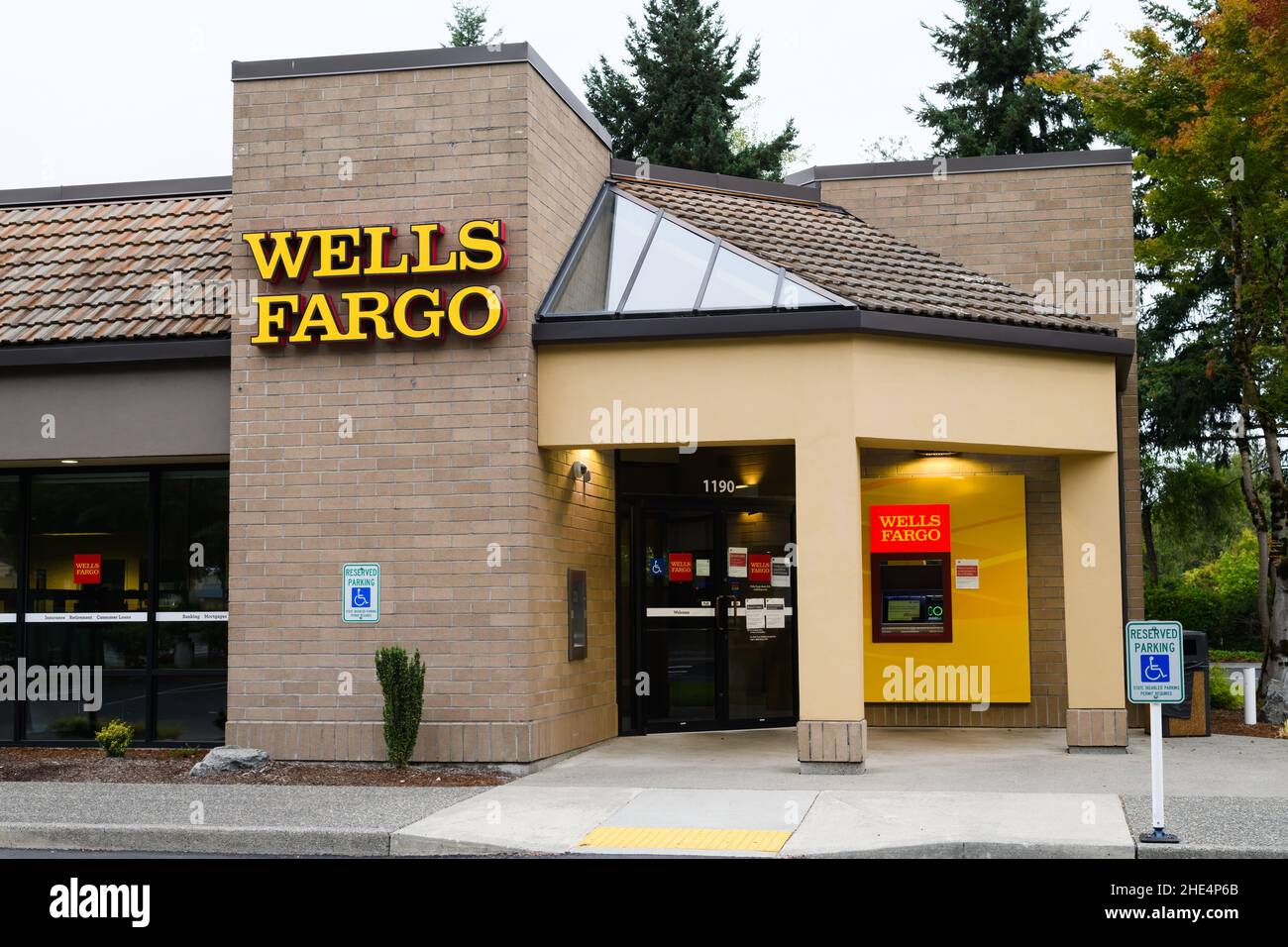 Issaquah, WA, USA - 06. September 2021; Wells Fargo Bankfiliale in Issaquah Washington. Die Lichter beleuchten den Geldautomaten und den Eingang Stockfoto