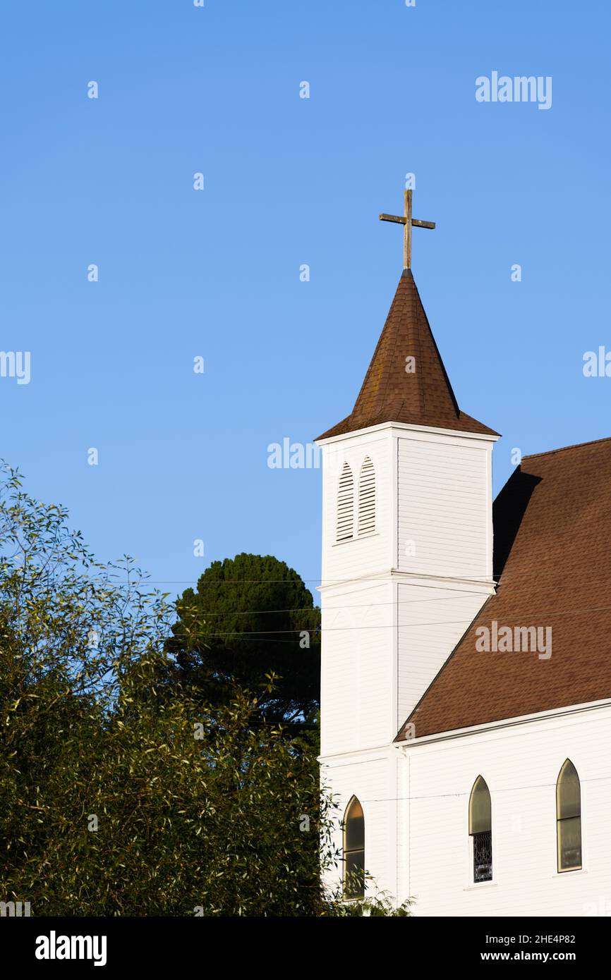 La Conner, WA, USA - 01. September 2021; Sacred Heart Church in La Conner, Washington mit Kirchturm und Kreuz. Stockfoto