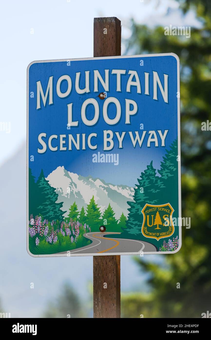 Darrington, WA, USA - 24. September 2021; Straßenschild für die Mountain Loop Scenic Byway im Bundesstaat Washington. Stockfoto