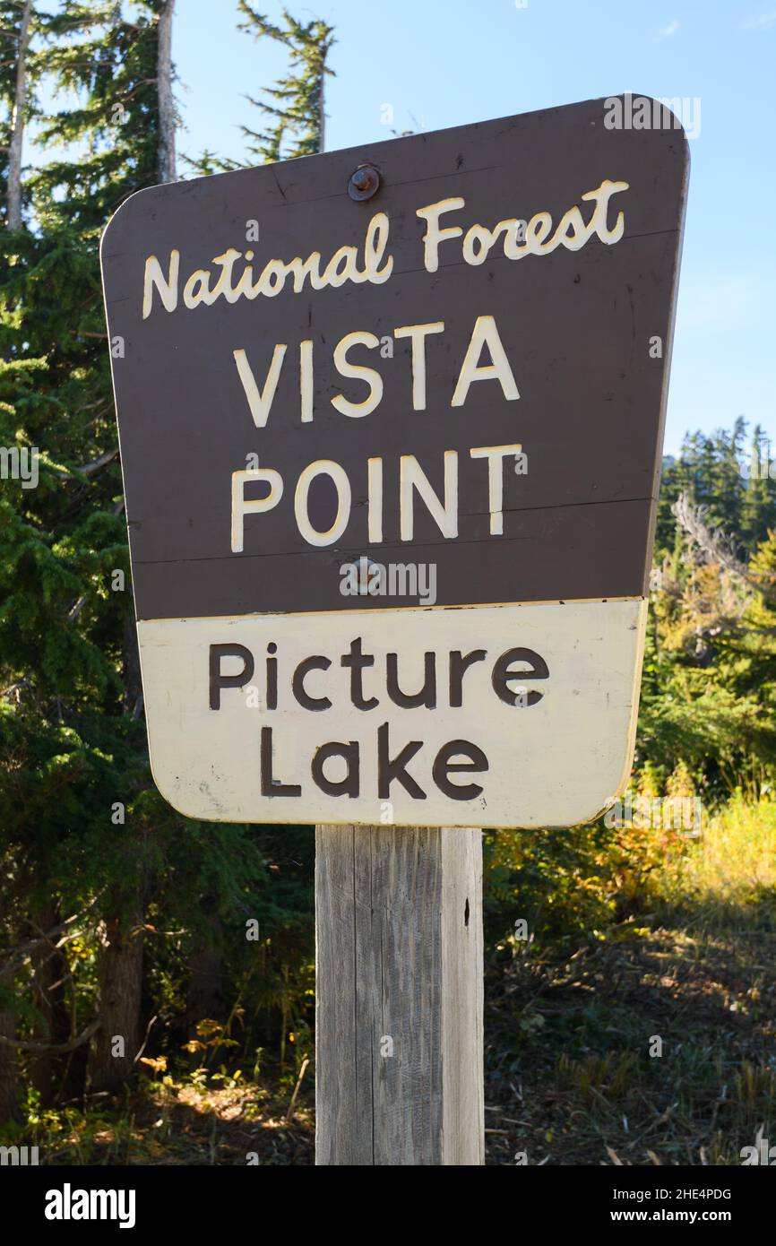 Mount Baker, WA, USA - 23. September 2021; Schilder für das beliebte Touristenziel Vista Point am Picture Lake am Mount Baker Stockfoto