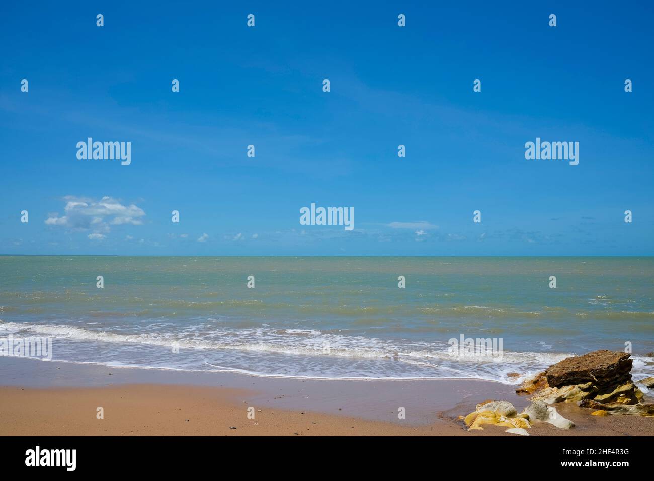 Strand und blauer Himmel mit Horizont über dem Wasser Stockfoto