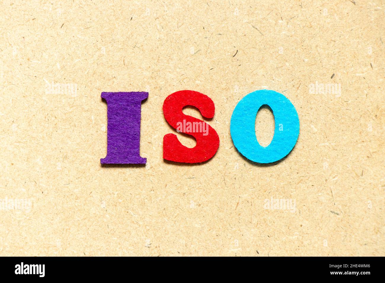 Farbe Tuch Alphabet Buchstaben in Wort ISO auf Holz Hintergrund Stockfoto