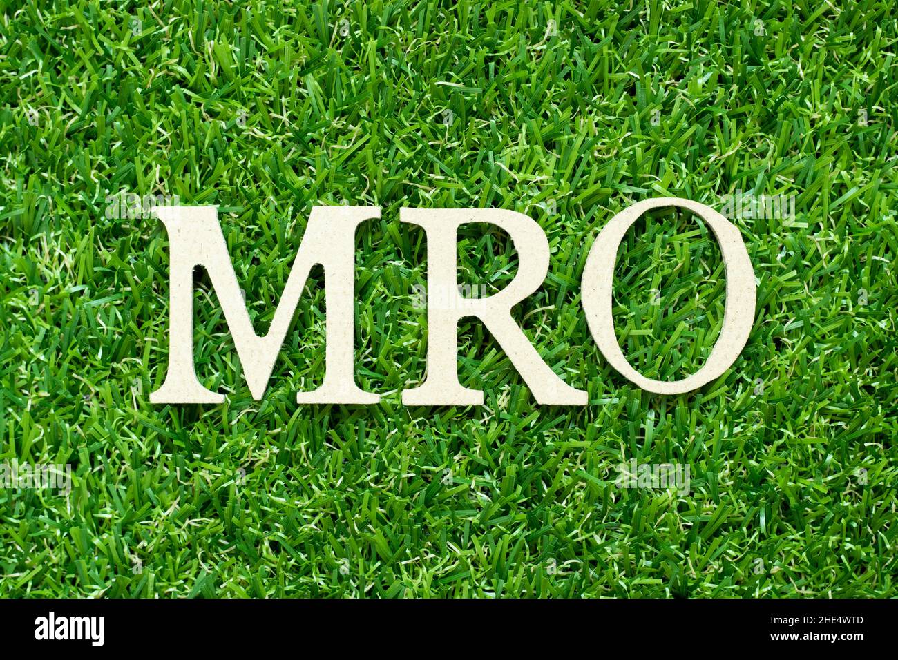 Buchstabenbuchstabe in Wort MRO (Abkürzung für Maintenance, Repair and Overhaul oder Maintenance, Repair and Operations) auf grünem Gras Hintergrund Stockfoto