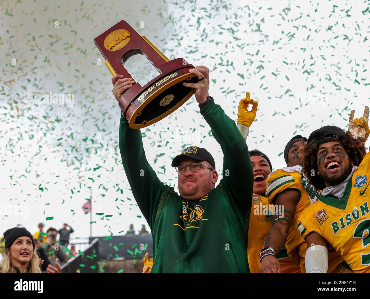 Frisco, TX, USA. 8th Januar 2022. Matt Entz, Cheftrainer von North Dakota State Bison, überreicht die Trophäe nach dem FCS National Championship-Spiel zwischen dem North Dakota State Bison und den Montana State Bobcats am 8. Januar 2022 im Toyota Stadium in Frisco, Texas. (Verpflichtende Gutschrift: Freddie Beckwith/MarinMedia.org/Cal Sport Media) (absoluter vollständiger Fotograf und Credits erforderlich) Fernsehen oder Gewinnzeitschriften Kontaktieren Sie MarinMedia direkt. Kredit: csm/Alamy Live Nachrichten Stockfoto