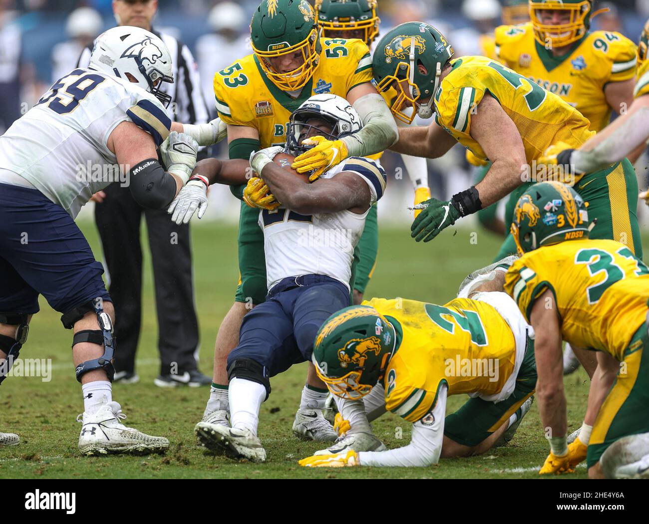 Frisco, TX, USA. 8th Januar 2022. Montana State Bobcats laufen zurück Isaiah Ifanse (22) treibt sich während des FCS National Championship-Spiels zwischen dem North Dakota State Bison und den Montana State Bobcats am 8. Januar 2022 im Toyota Stadium in Frisco, Texas, für mehr Maßstäbe ein. (Verpflichtende Gutschrift: Freddie Beckwith/MarinMedia.org/Cal Sport Media) (absoluter vollständiger Fotograf und Credits erforderlich) Fernsehen oder Gewinnzeitschriften Kontaktieren Sie MarinMedia direkt. Kredit: csm/Alamy Live Nachrichten Stockfoto