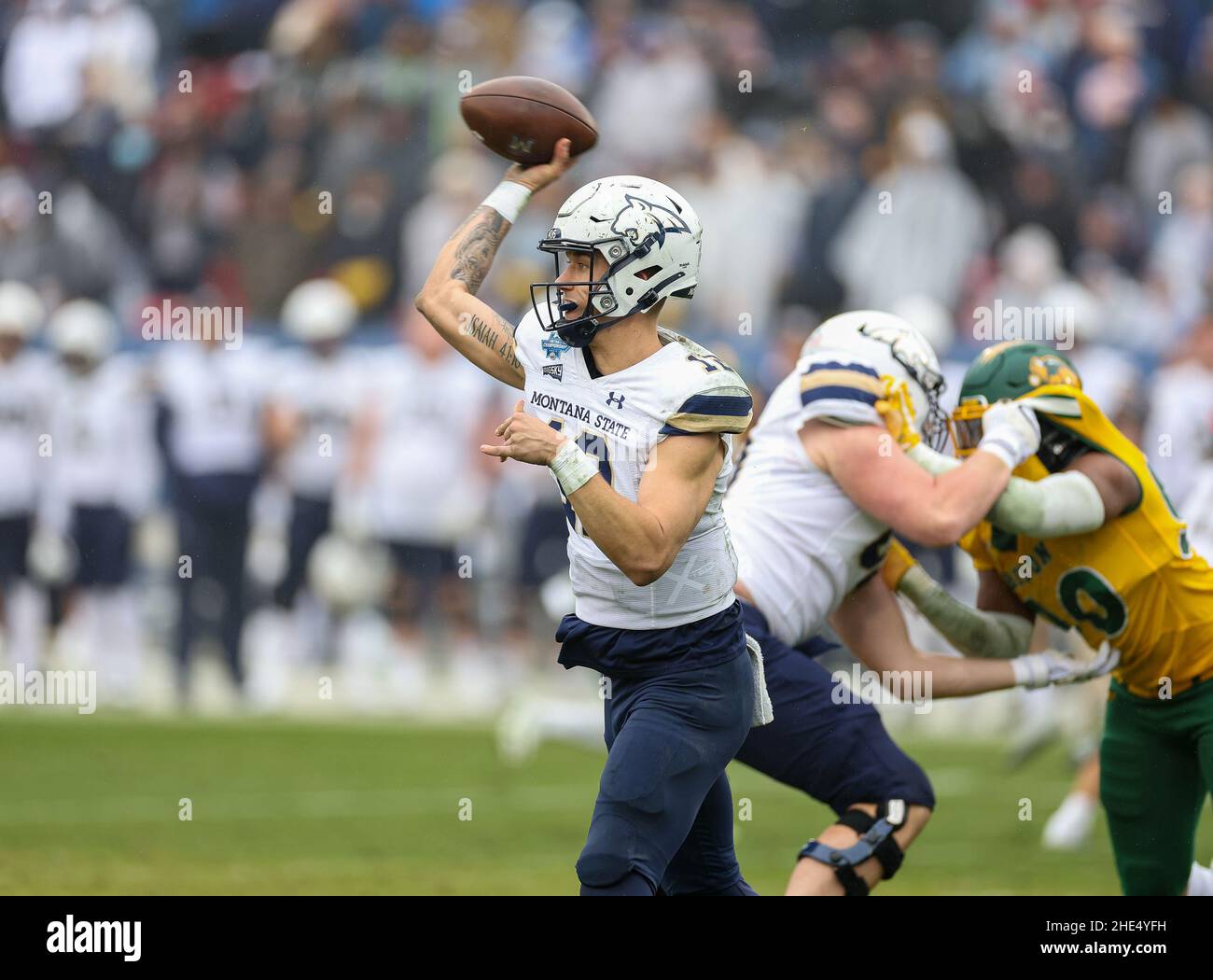 Frisco, TX, USA. 8th Januar 2022. Montana State Bobcats Quarterback Tucker Rovig (12) spielt den Ball während des FCS National Championship-Spiels zwischen dem North Dakota State Bison und den Montana State Bobcats am 8. Januar 2022 im Toyota Stadium in Frisco, Texas. (Verpflichtende Gutschrift: Freddie Beckwith/MarinMedia.org/Cal Sport Media) (absoluter vollständiger Fotograf und Credits erforderlich) Fernsehen oder Gewinnzeitschriften Kontaktieren Sie MarinMedia direkt. Kredit: csm/Alamy Live Nachrichten Stockfoto