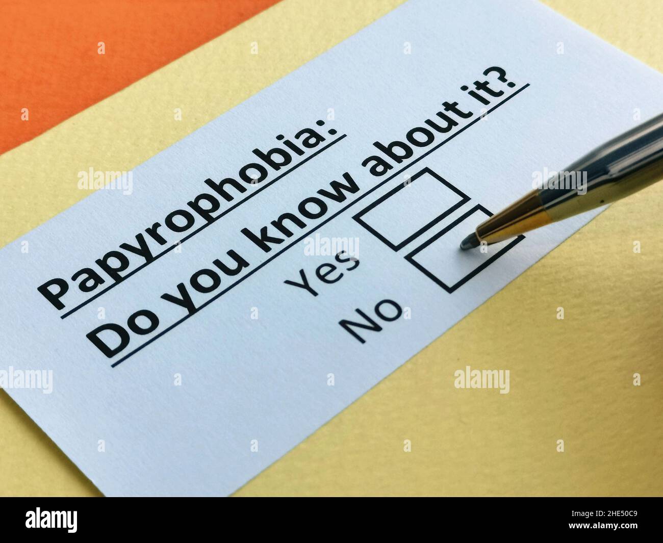 Eine Person beantwortet Fragen über Papyrophobie. Stockfoto