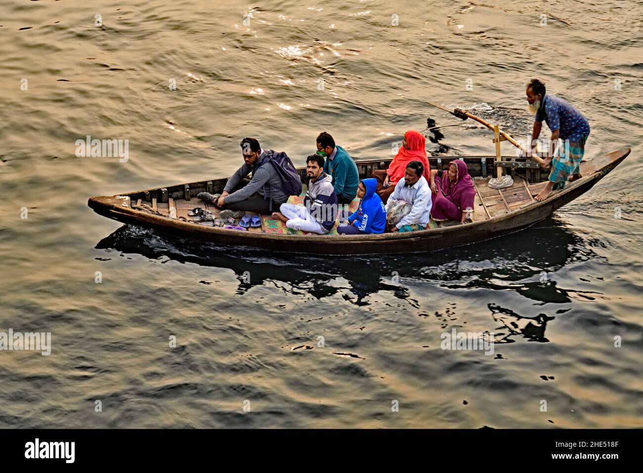 Bootsmann, Der Passagiere Über Den Buriganga River Führt - Dhaka, Bangladesch Stockfoto