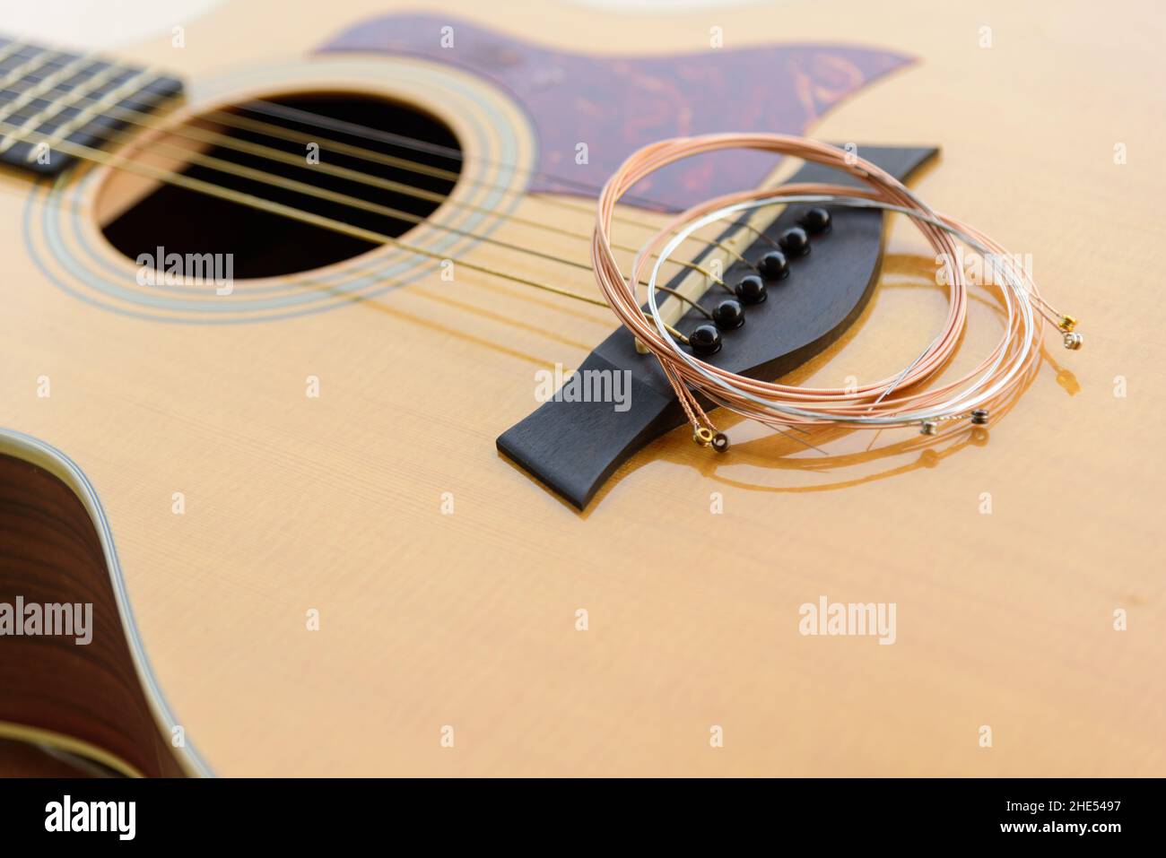 Der Musiker ersetzt die neuen Gitarrensaiten für seine Gitarre Stockfoto