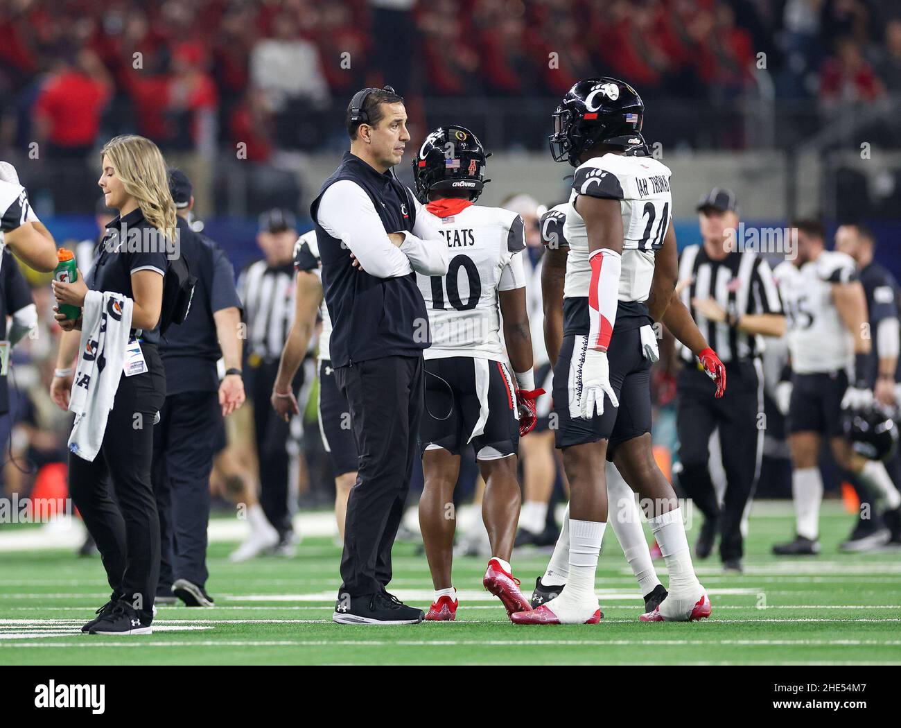 Arlington, TX, USA. 31st Dez 2021. Cincinnati Bearcats Cheftrainer Luke Fickell diskutiert den Spielplan mit Cincinnati Bearcats, die Jerome Ford (24) während des Goodyear Cotton Bowl-Spiels zwischen der Alabama Crimson Tide und den Cincinnati Bearcats am 31. Dezember 2021 im AT&T Stadium in Arlington, Texas, zurücklaufen. (Verpflichtende Gutschrift: Freddie Beckwith/MarinMedia.org/Cal Sport Media) (absoluter vollständiger Fotograf und Credits erforderlich) Fernsehen oder Gewinnzeitschriften Kontaktieren Sie MarinMedia direkt. Kredit: csm/Alamy Live Nachrichten Stockfoto