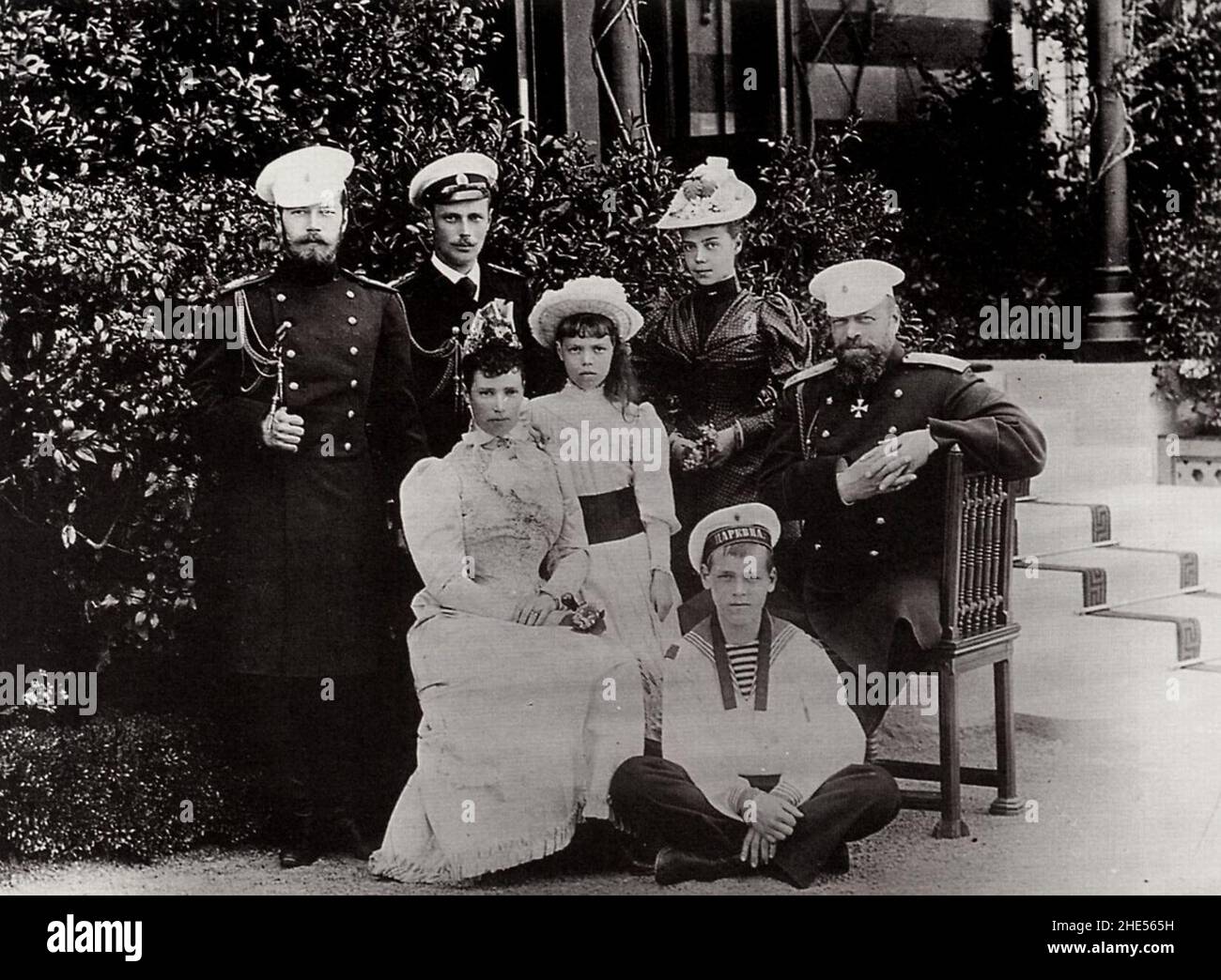 Russischer Fotografie um 1891-1894 - die Familie des Zaren Aleksandr III. Rechts im Bild der ZAR, vorne links seine Frau Marija Fedorovna, links der älteste Sohn Nikolaj, der spätere ZAR Nikolaj II. Stockfoto