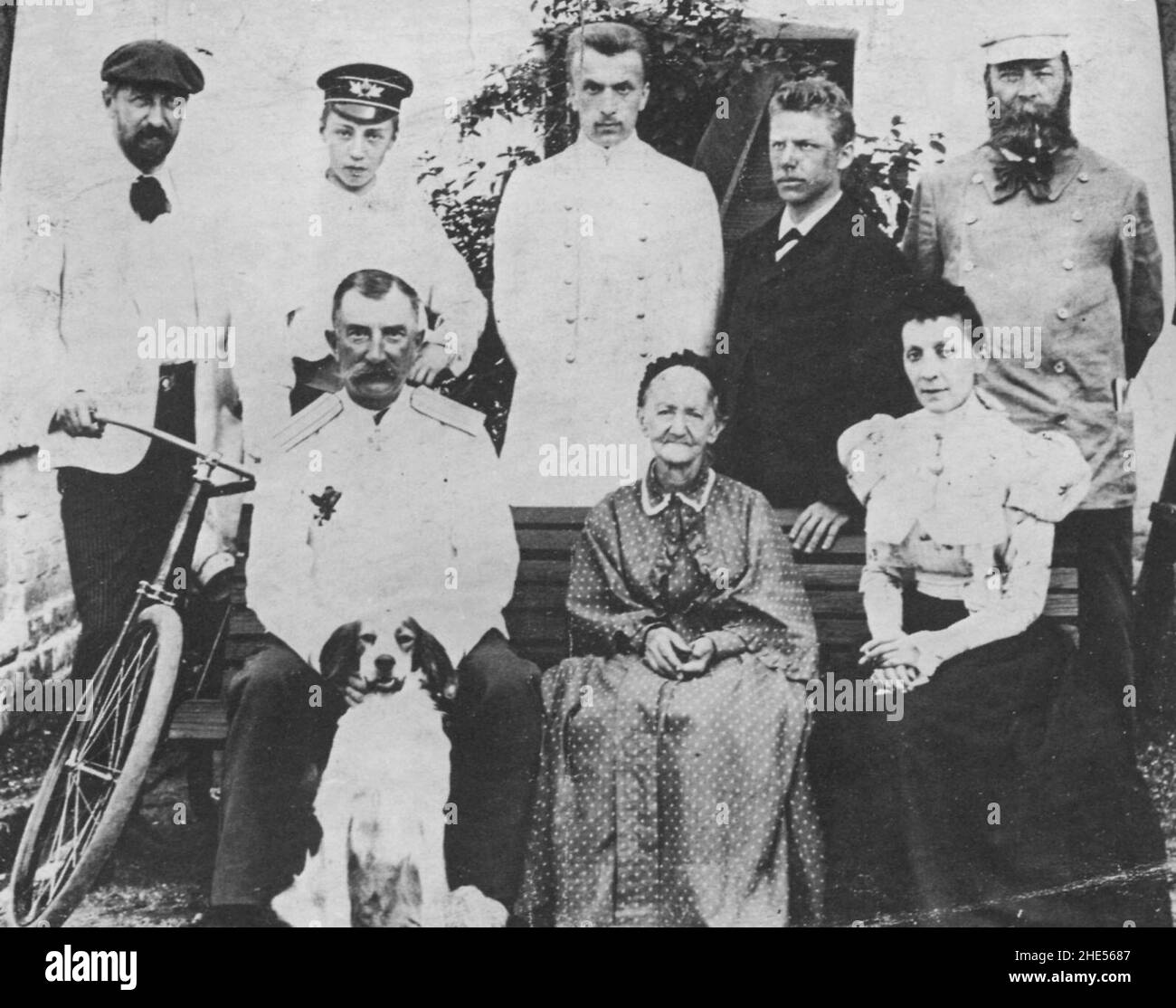 Russischer Fotografie um 1896 - die Familie des Fürsten M.I. Koslowskij. Neben den beiden Söhnen deren Lehrer - ein Franze (mit dem Fahrrad), ein Russe (im schwarzen Jackett) und ein Deutscher (mit Pfeife) Stockfoto