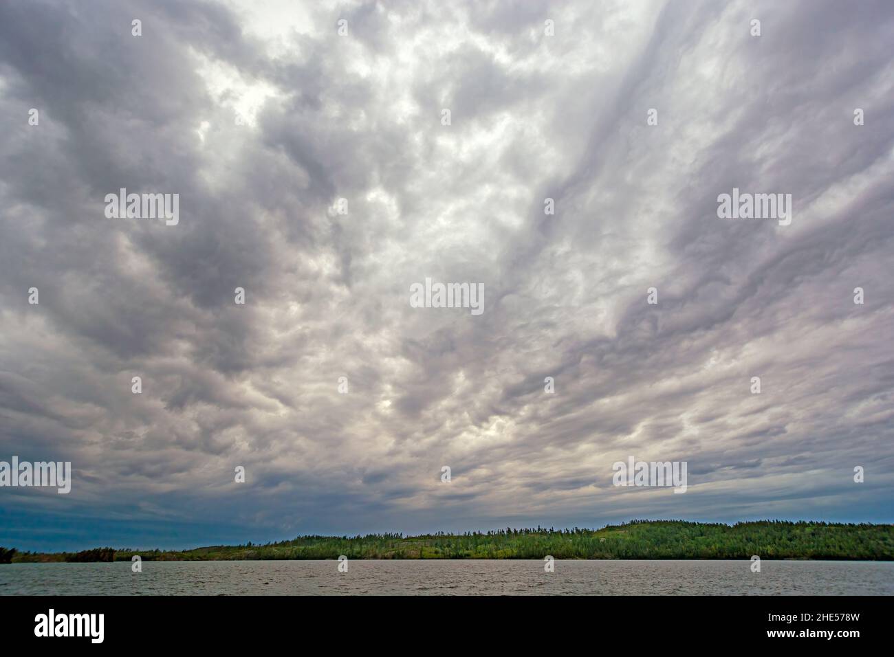 Die sich abzeichnenden Stratus-Wolken über einem Wilderness Lake am Knife Lake in den Boundary Waters in Minnesota Stockfoto