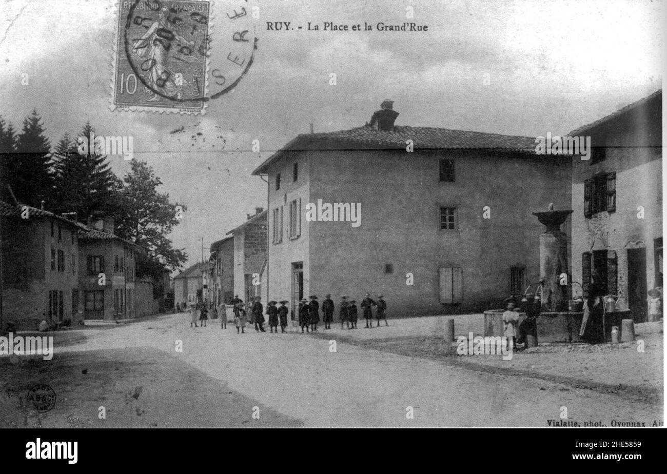 Ruy, la Place et la Grand'Rue en 1907, P180 de L'Isère les 533 communes - Vialatte phot Oyonnax, Ain. Stockfoto
