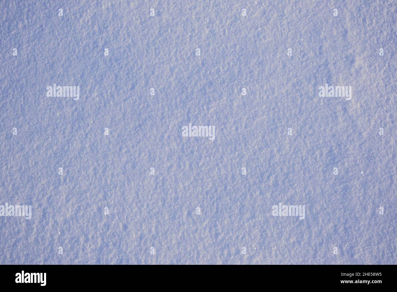 Schneebedeckter Hintergrund und Texturschnee an frostigen Tagen Stockfoto