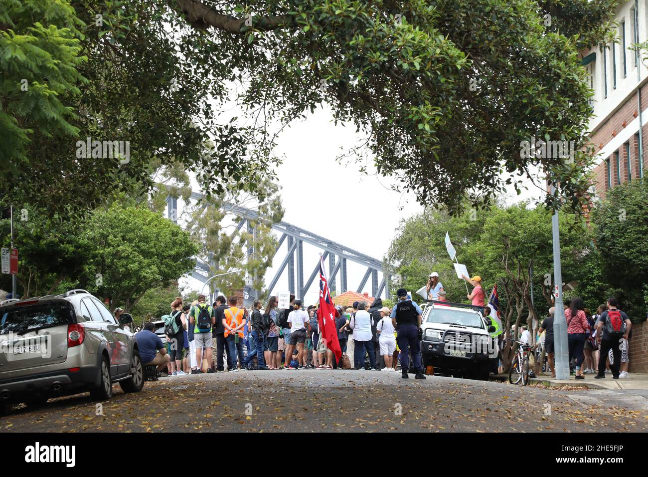 Sydney, Australien. 9th. Januar 2022. Demonstranten gegen obligatorische Impfstoffe und insbesondere gegen die Covid-Impfstoffe, die auf Kinder abzielen, marschieren vom Hyde Park zum Haus des Premierministers in Kirribilli. Das australische Impfprogramm wird ab dem 10th. Januar 2022 auf Kinder im Alter von 5 bis 11 Jahren ausgeweitet, obwohl Kinder in der Regel nur eine leichte Form der Krankheit bekommen und die möglichen Nebenwirkungen des Impfstoffs wahrscheinlich jeden Nutzen überwiegen werden. Im Bild: Demonstranten vor dem Kirribilli-Haus, der Residenz des Premierministers. Kredit: Richard Milnes/Alamy Live Nachrichten Stockfoto