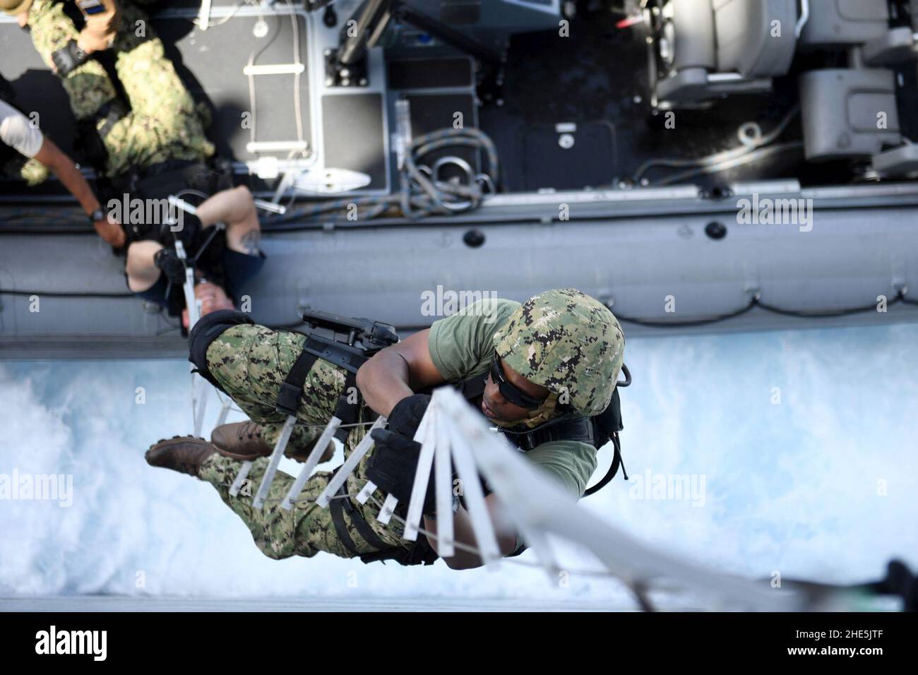Der Segler klettert eine Hakenleiter hoch, während er an einer Übung während des Trainings an einer Übung teilnimmt Alligator Dagger 17. (33736746970). Stockfoto
