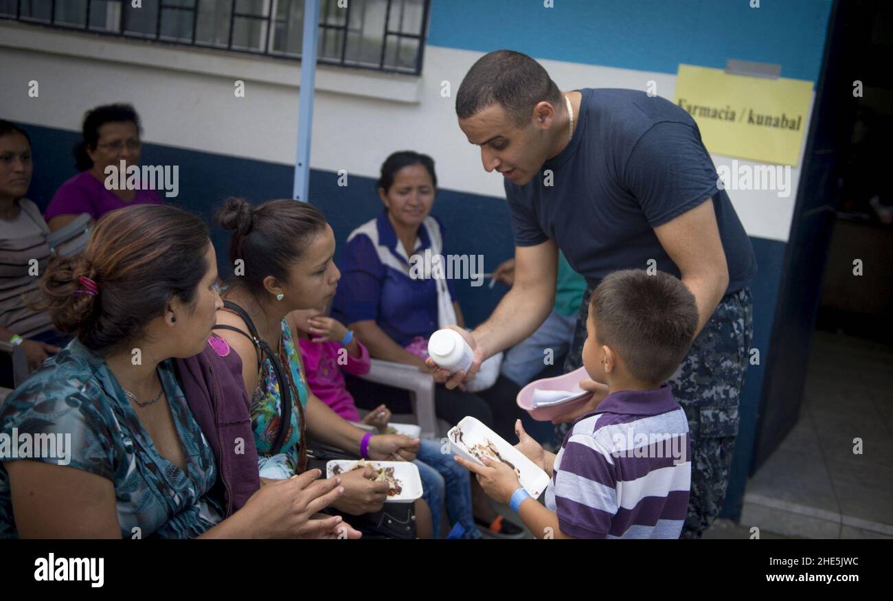 Der Segler erklärt einem Patienten im Gastland auf der Continuing Promise 2017 die Verschreibungsverfahren. (31934302563). Stockfoto
