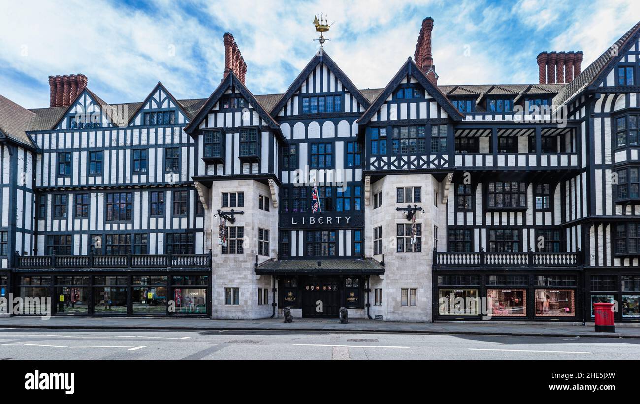 Fassade aus massiver Eiche und Teakholz des berühmten Liberty Stores in London. Stockfoto