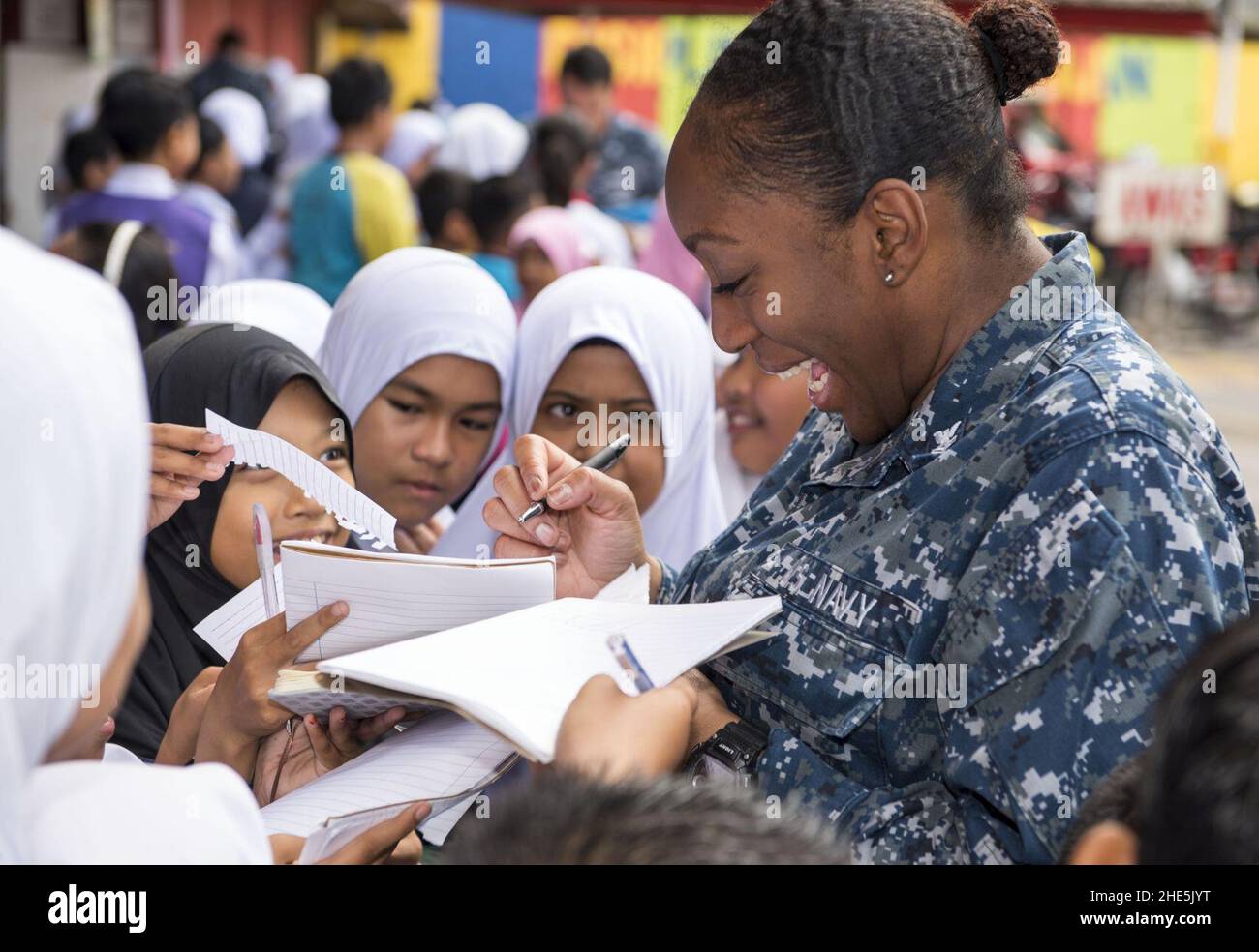 Seemann interagiert mit Studenten während einer Veranstaltung zum Engagement in der Gemeinschaft in Lumut, Malaysia. (37225963891). Stockfoto